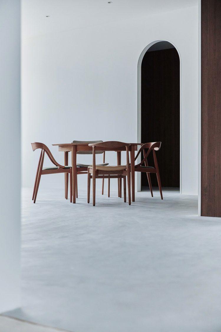 邸宅のような高く白い天井