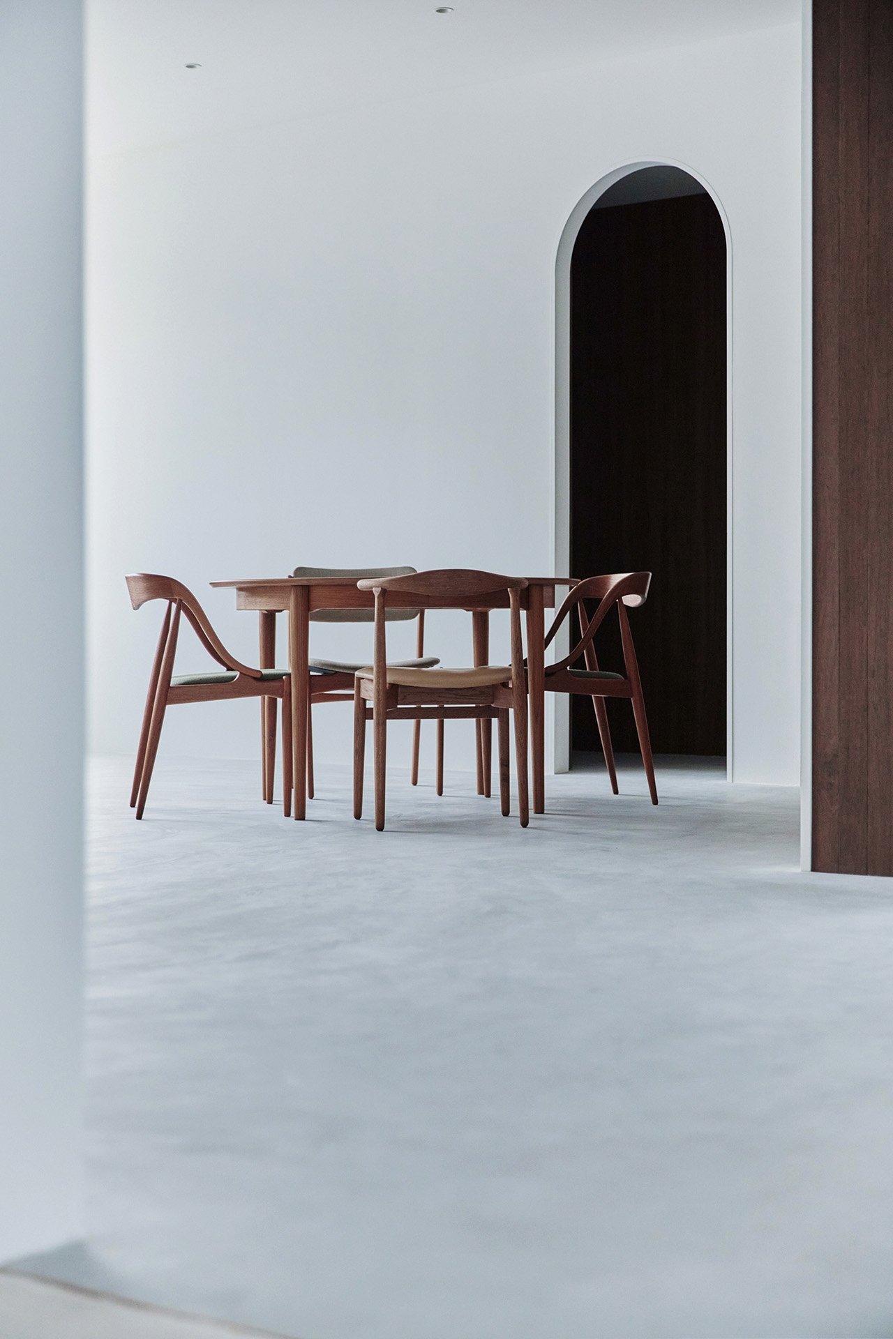 邸宅のような高く白い天井