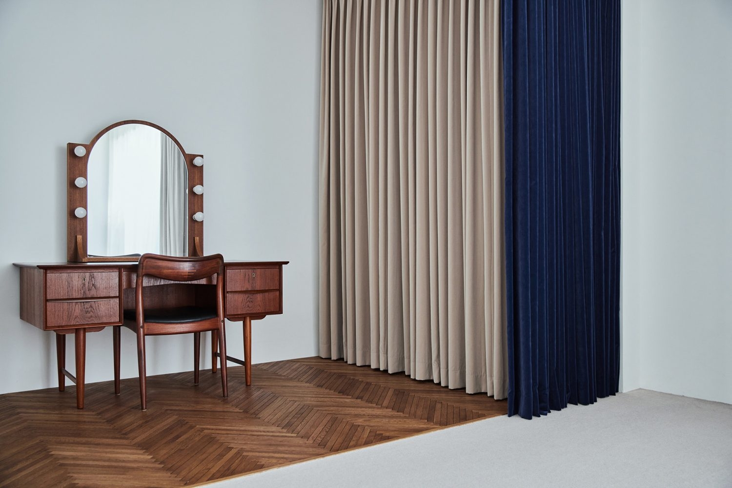 ヘリンボーン床とドレッサー