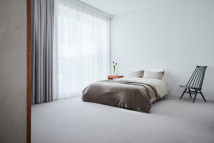 北からの安定した光の寝室