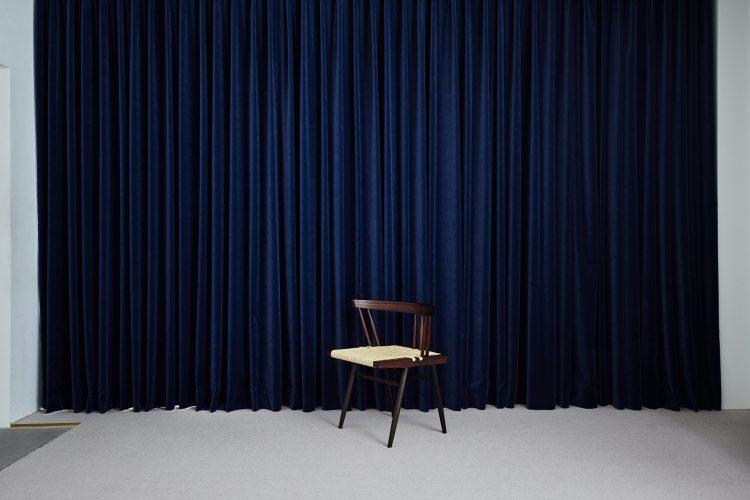ネイビーのベルベットカーテン
