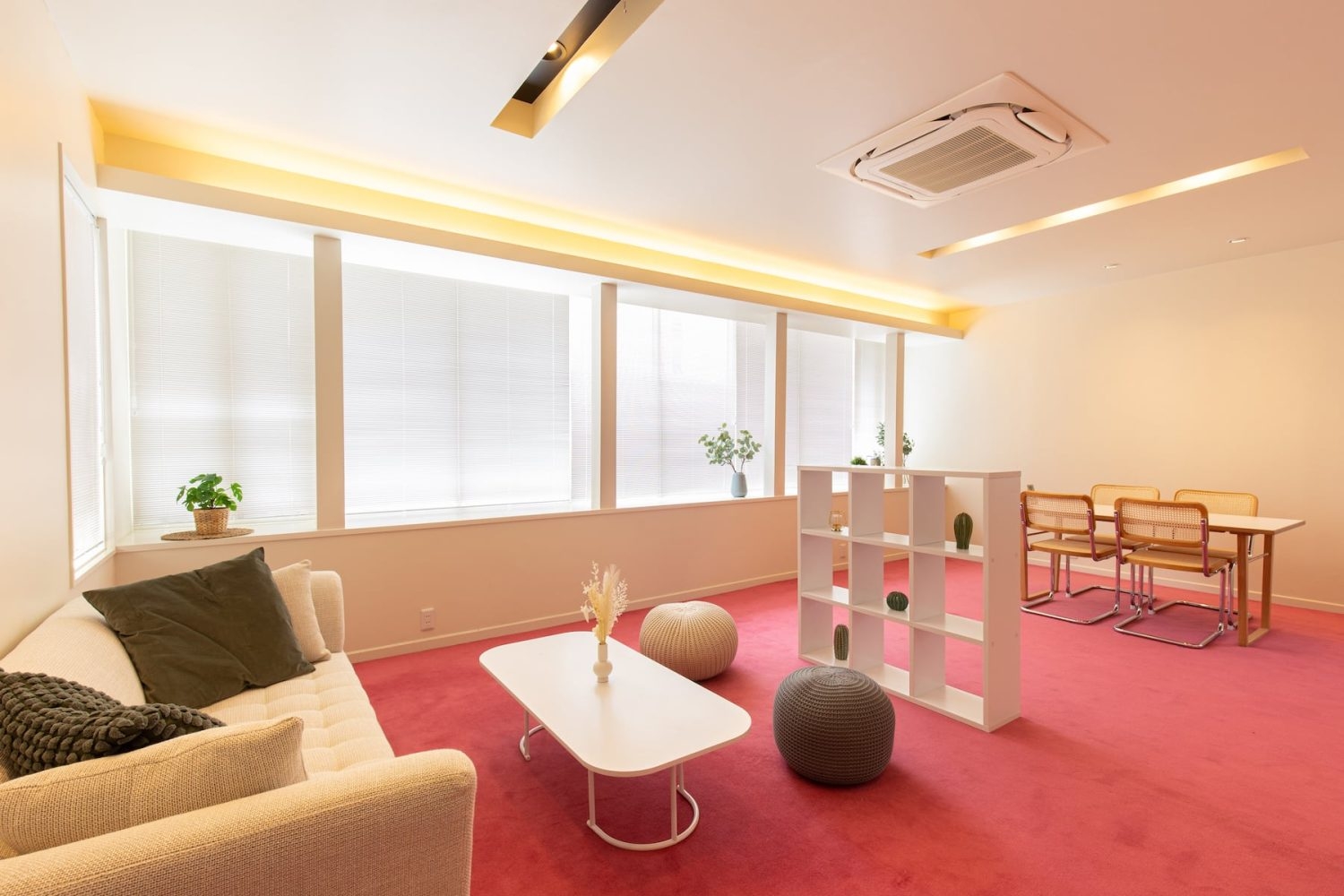 2Fの個室はピンクの絨毯が特徴