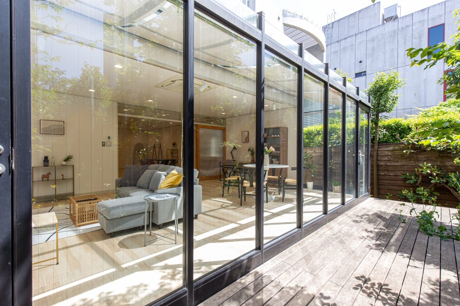 ウッドデッキテラスでの撮影も