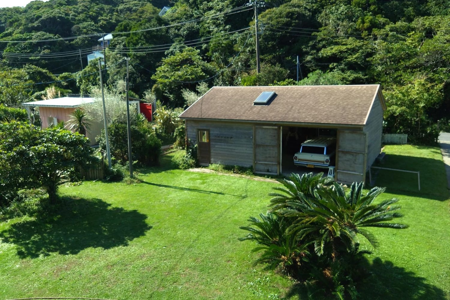 緑に囲まれたアメリカンガレージ