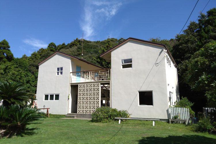 2棟に分かれたモーテルのようなスタジオ