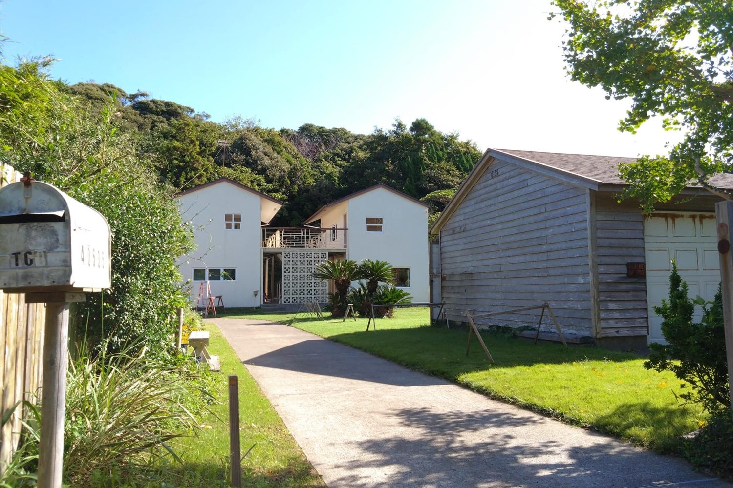 ゆったりとしたエントランスから見た2棟