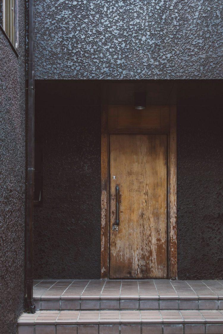 重厚な造りの玄関扉