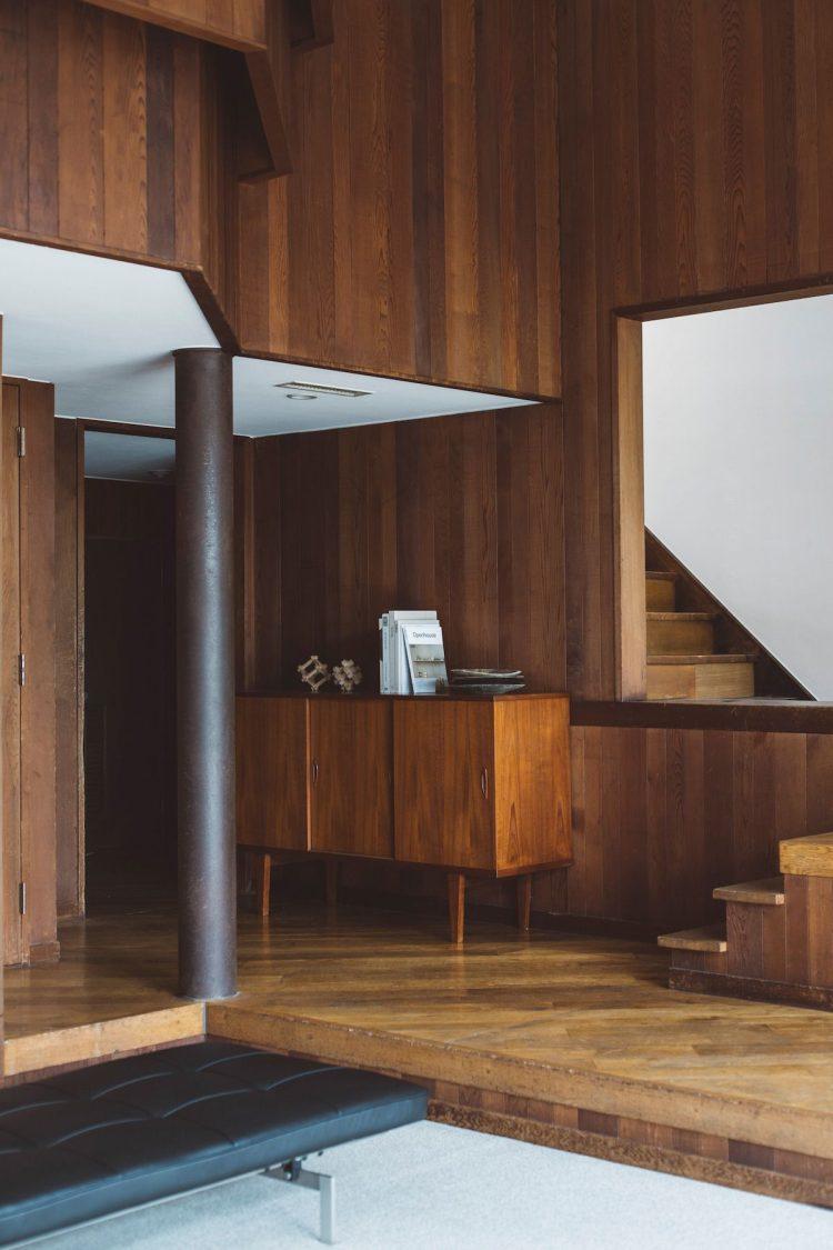 空間に馴染むヴィンテージのキャビネット