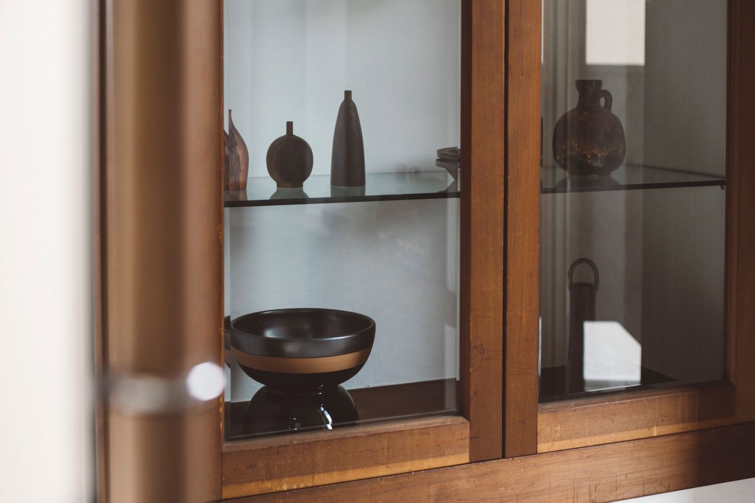 飾り棚の中身も一つ一つ丁寧に選別