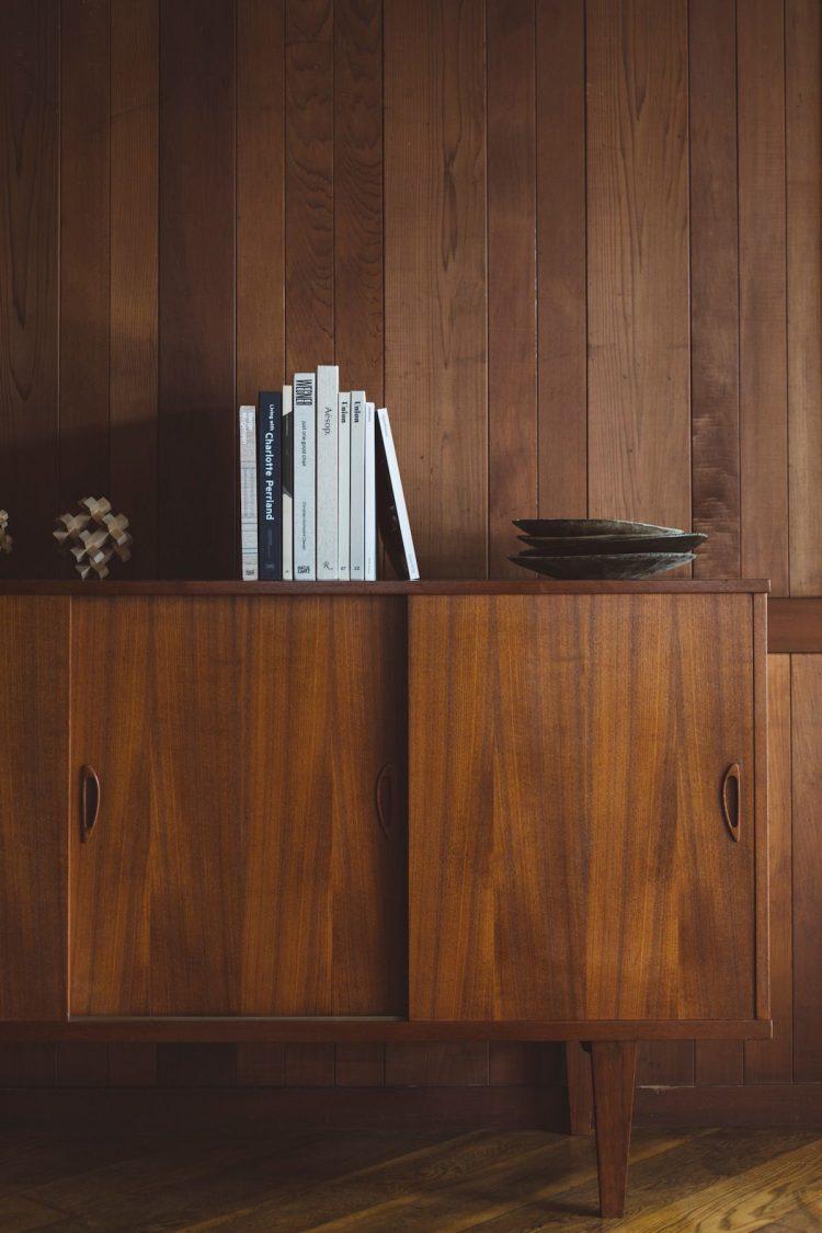 キャビネット上の小物も抜かりないセレクト