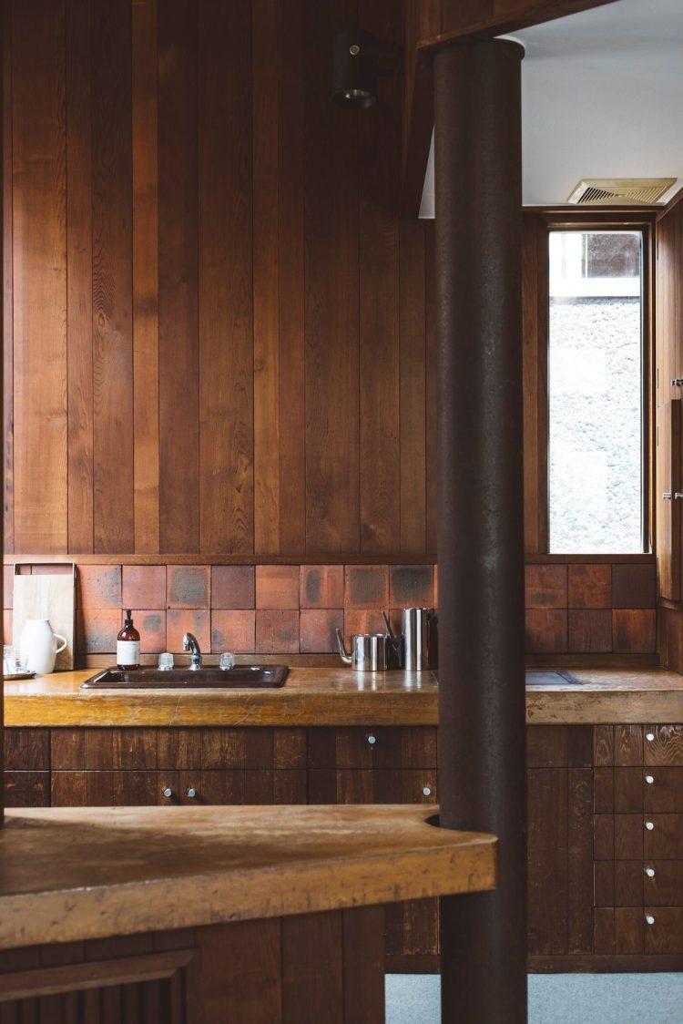 備え付けのキッチンは目を惹く雰囲気