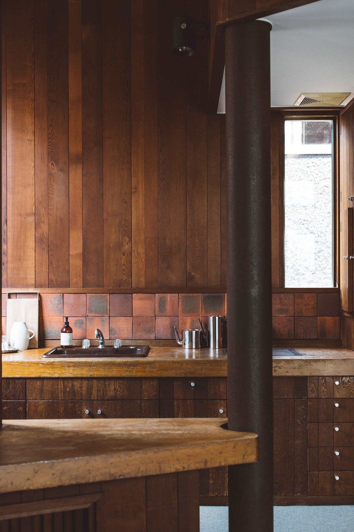 備え付けのキッチンは目を惹く雰囲気