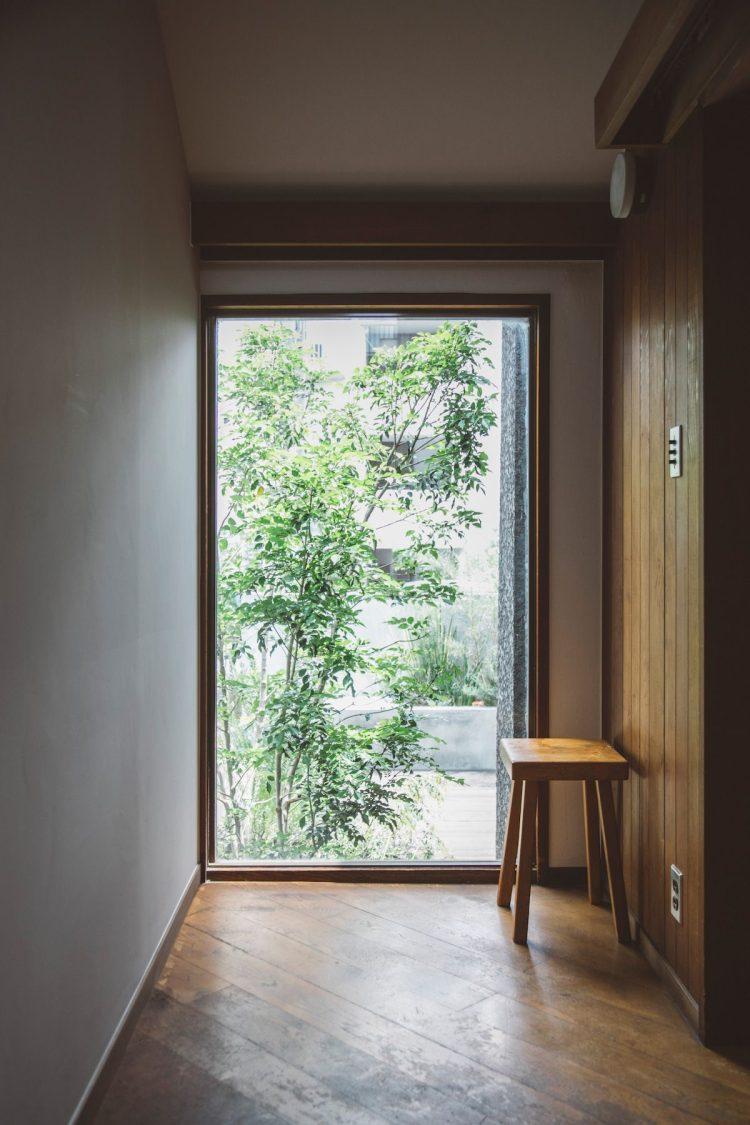 踊り場には採光十分な大窓