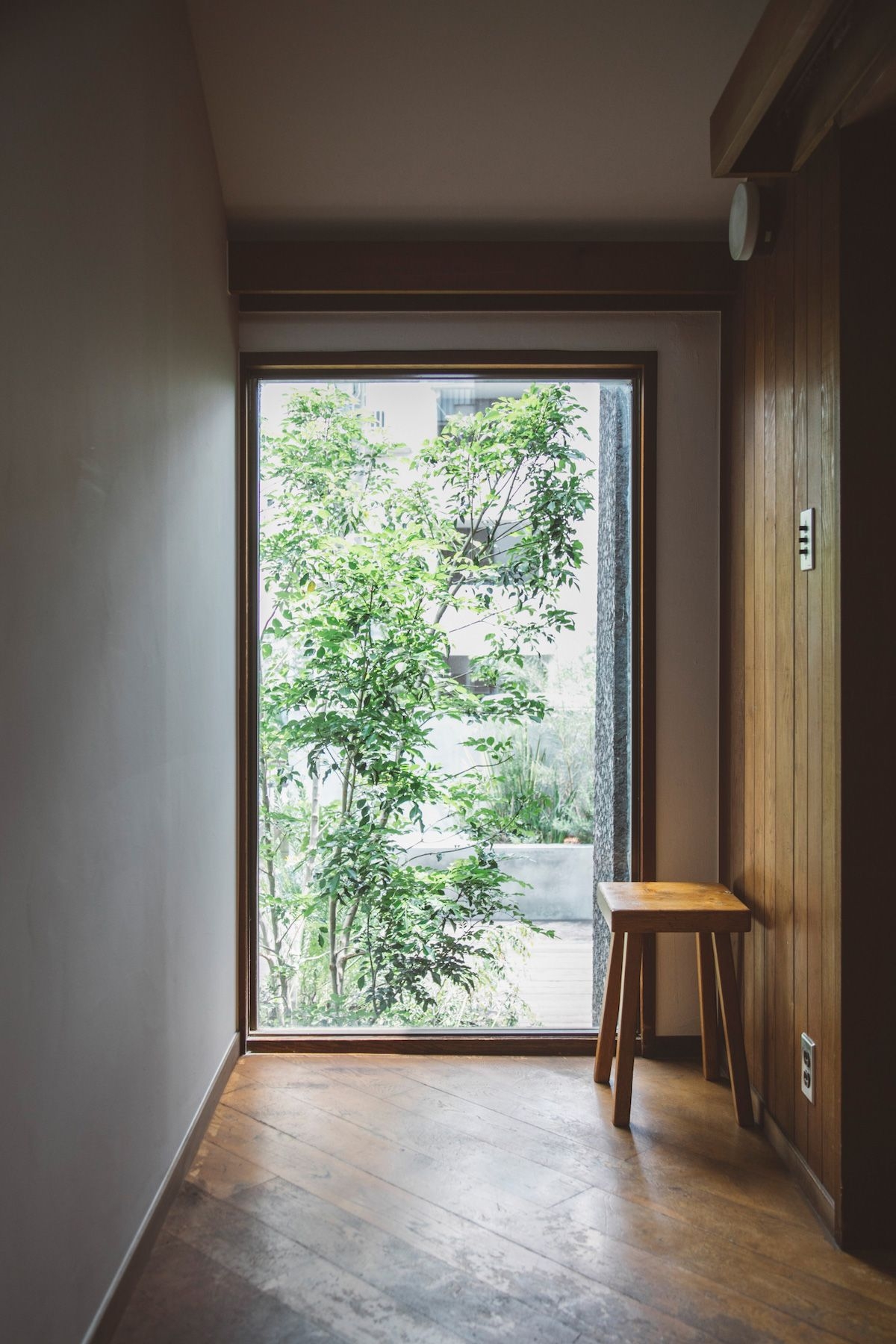 踊り場には採光十分な大窓