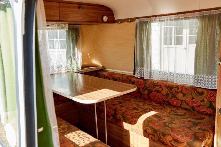 キャンピングトレーラ内部