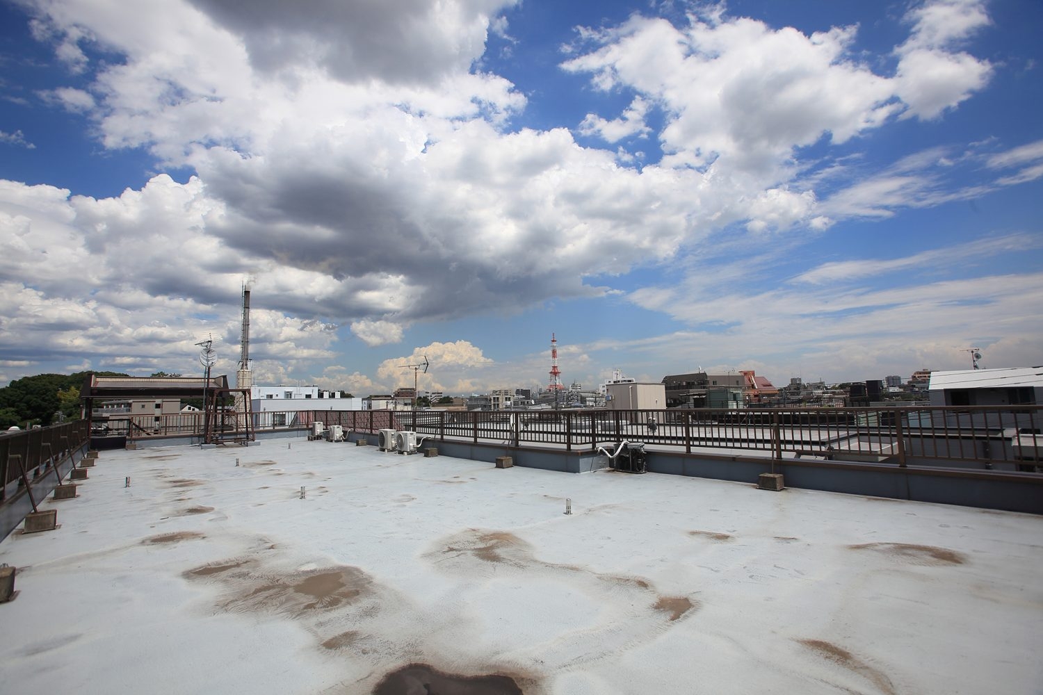 街並みや煙突を背景に情緒的な撮影が可能な屋上