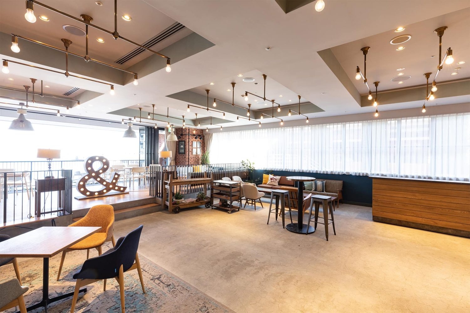 自然光が差し込む / 遮光カーテンあり