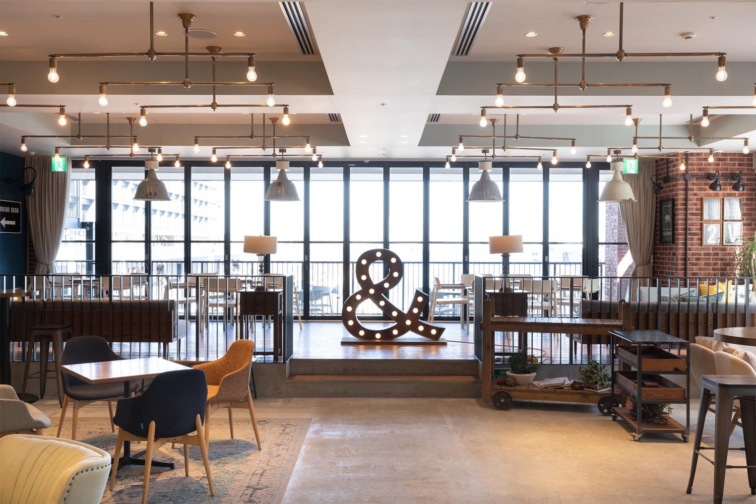 ラウンジエリア正面寄り(正面扉クローズ)