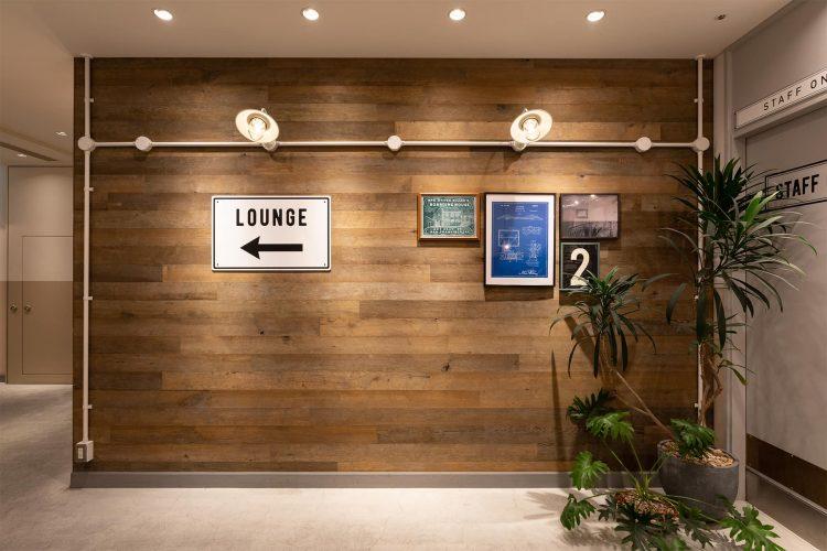 2F 通路のウッド壁