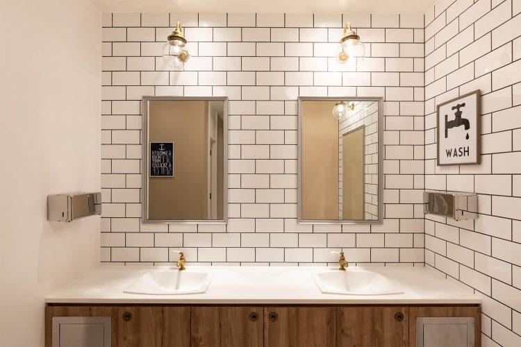 白タイルがかわいいお化粧室