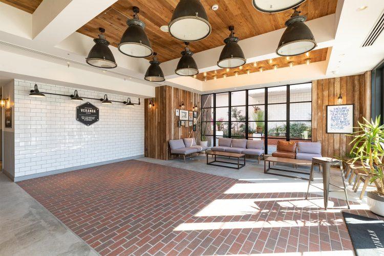 オプション:1F 自然光が差し込むロビー