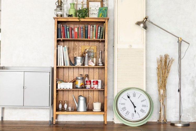 各種撮影備品と本棚全体