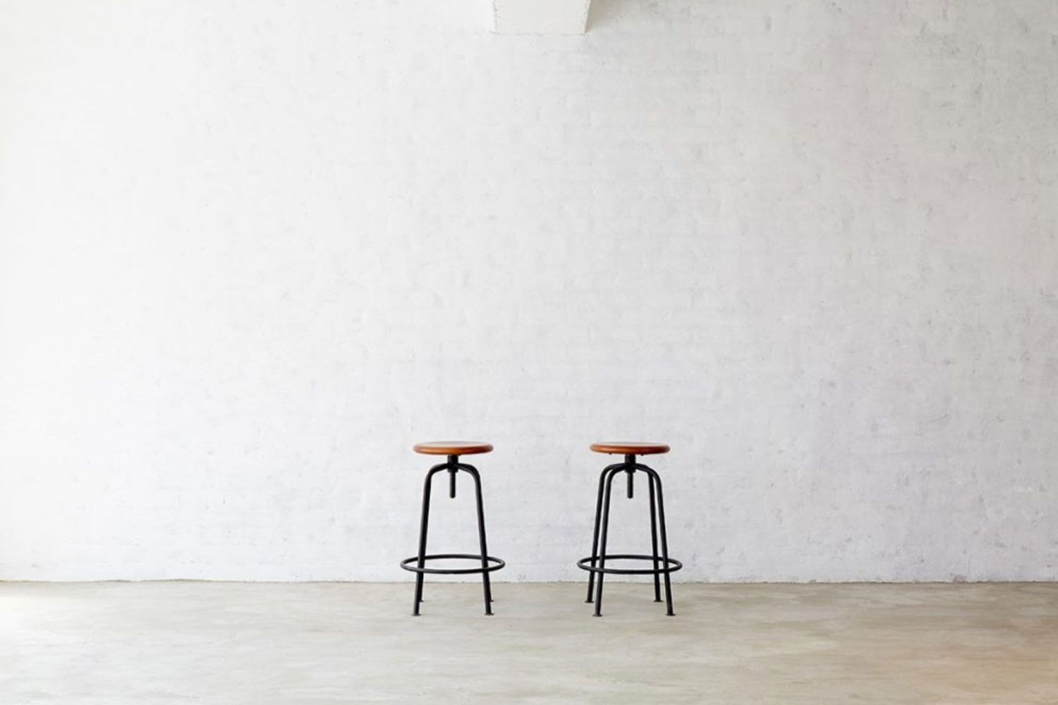 メインの白壁とスツール