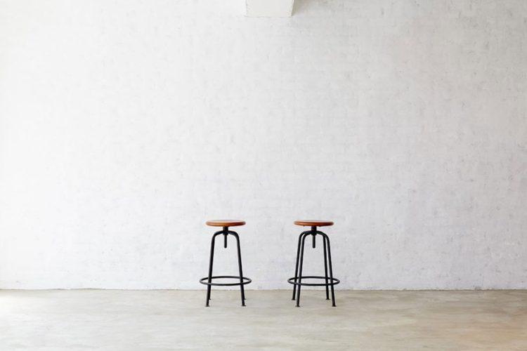 メインの白壁とスツール