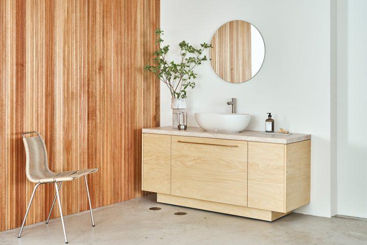 洗面台移動 / 右の扉は裏返して木製扉に変更可能