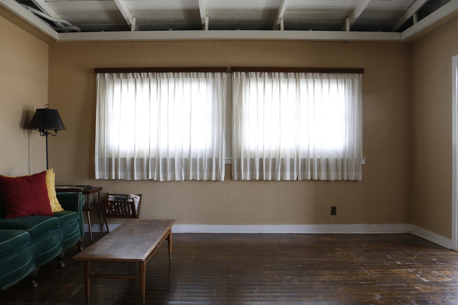 東向きの窓 ヴィンテージカウチとローテーブル