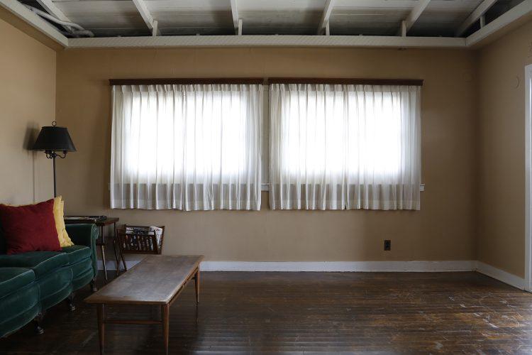 東向きの窓 ヴィンテージカウチとローテーブル