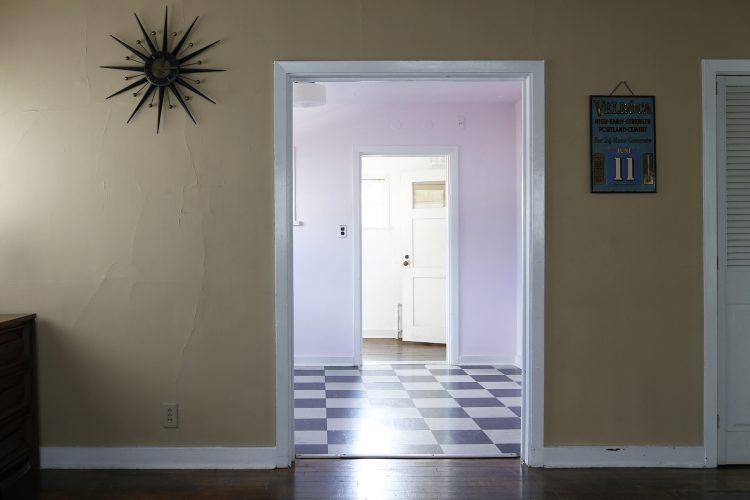 リビングからのキッチン抜け サンバーストクロック