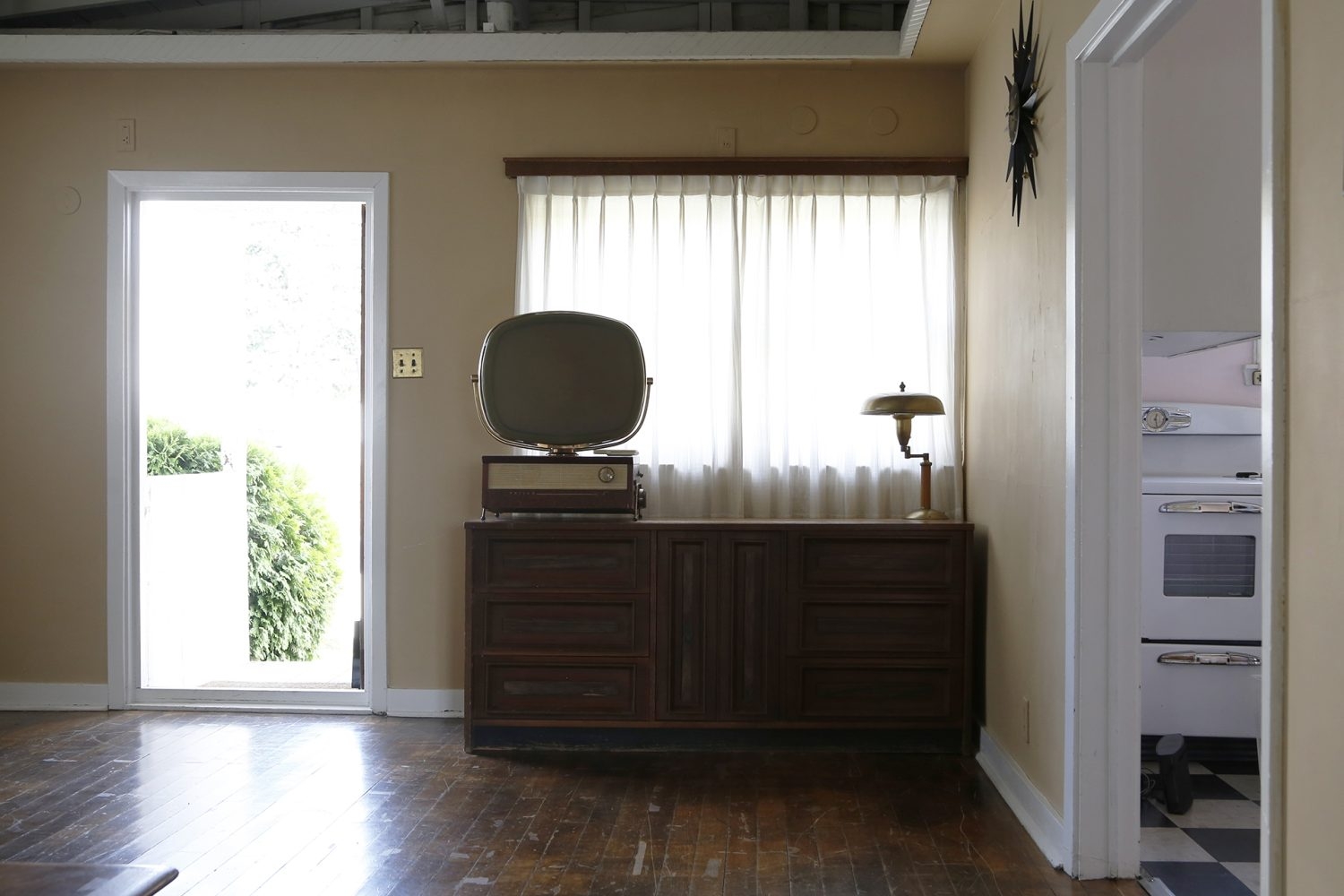 ミッドセンチュリーTVとデスクランプ