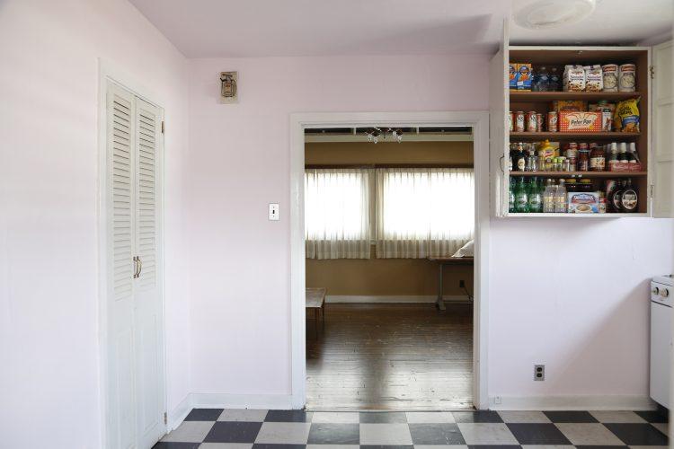 シェルフ内の生活雑貨と備品 プロップス類