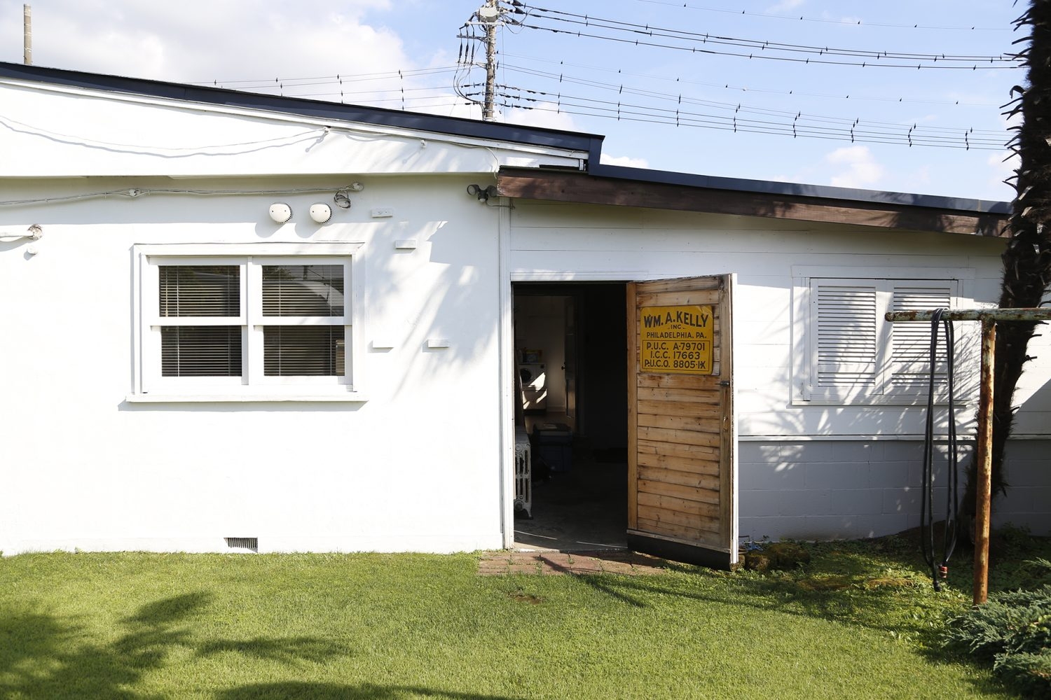 バックヤード 芝と物干し スプリンクラー