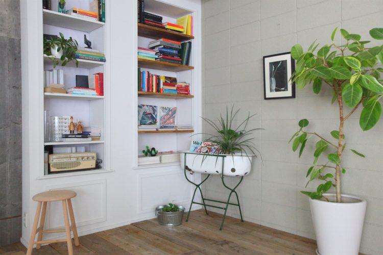 グレーのブロック壁とモールディングの本棚