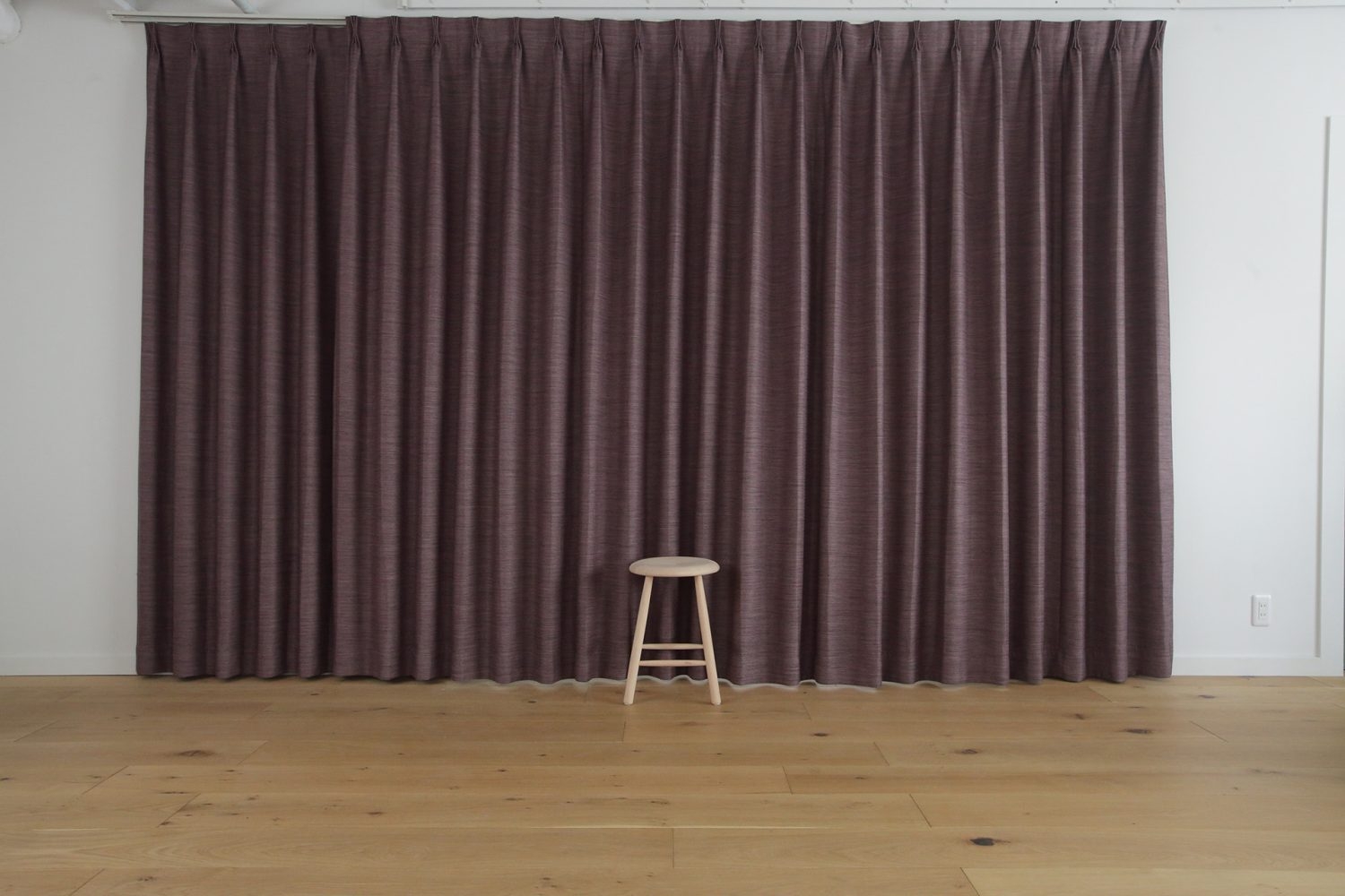 背景としても活躍するブラウンのカーテン