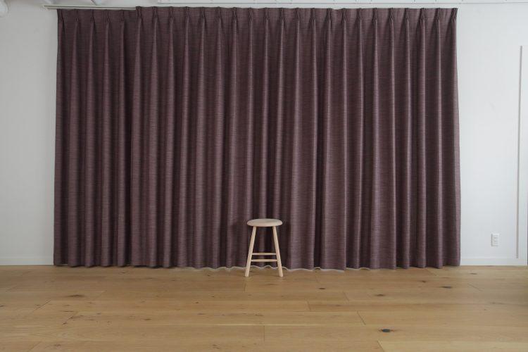 背景としても活躍するブラウンのカーテン