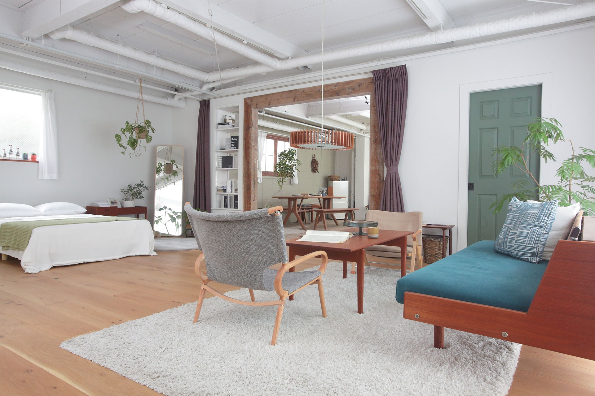 フローリングのリビングスペースとベッドスペース