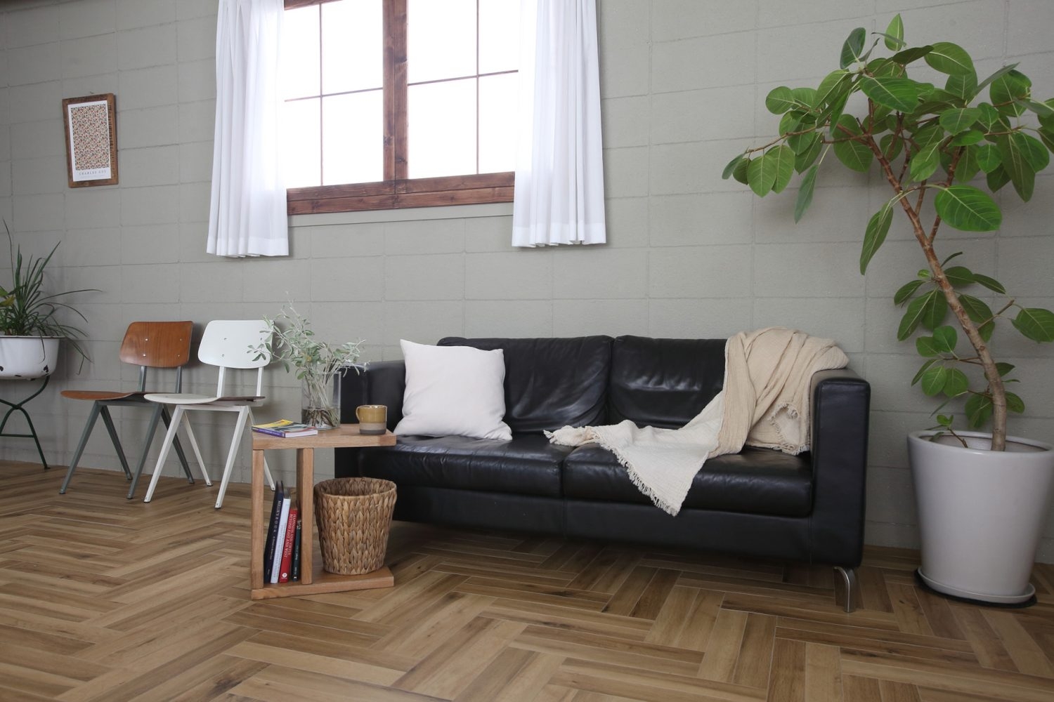 可動式ヘリンボーン床(通常時の状態)/ 窓枠は白に変更可