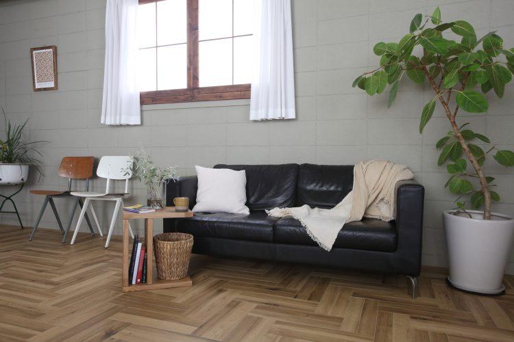 可動式ヘリンボーン床(通常時の状態)/ 窓枠は白に変更可