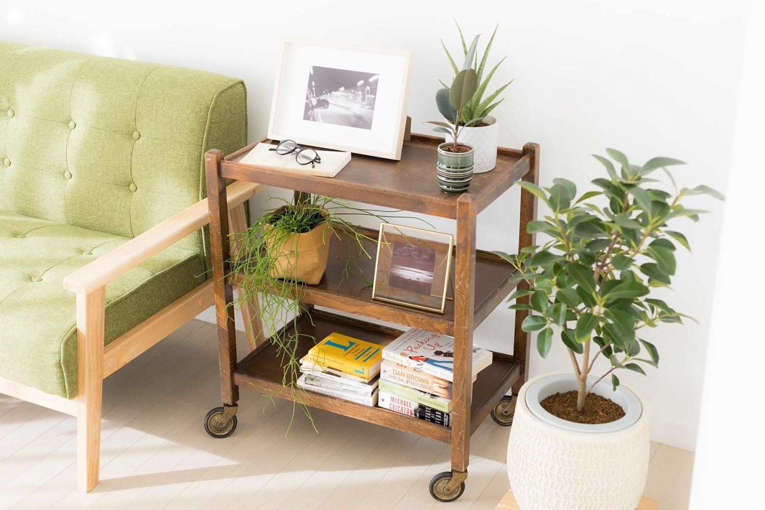 タイヤ付きのアンティーク棚