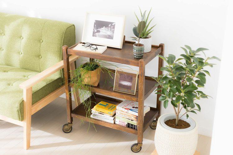 タイヤ付きのアンティーク棚