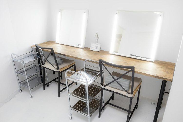 ヘアメイクに便利なワゴンも用意