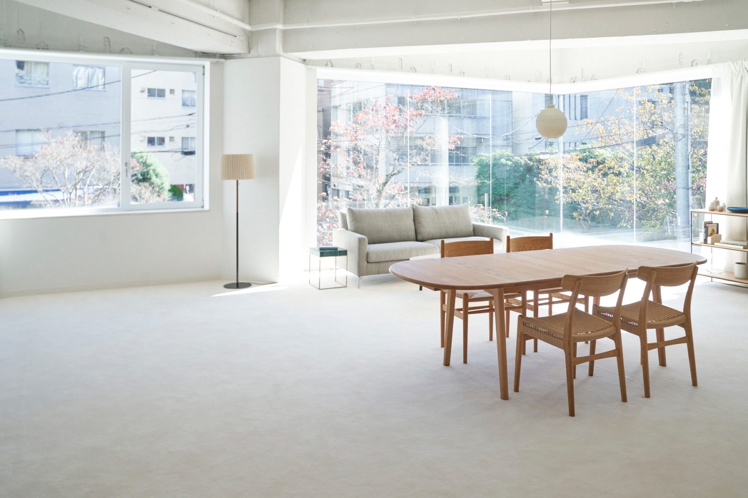 天井高く光あふれる空間