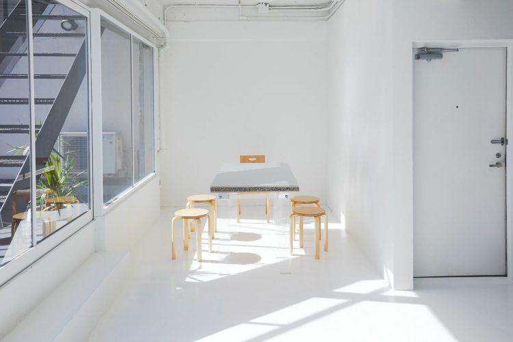 5F 窓と白壁の間に配置されたテーブル