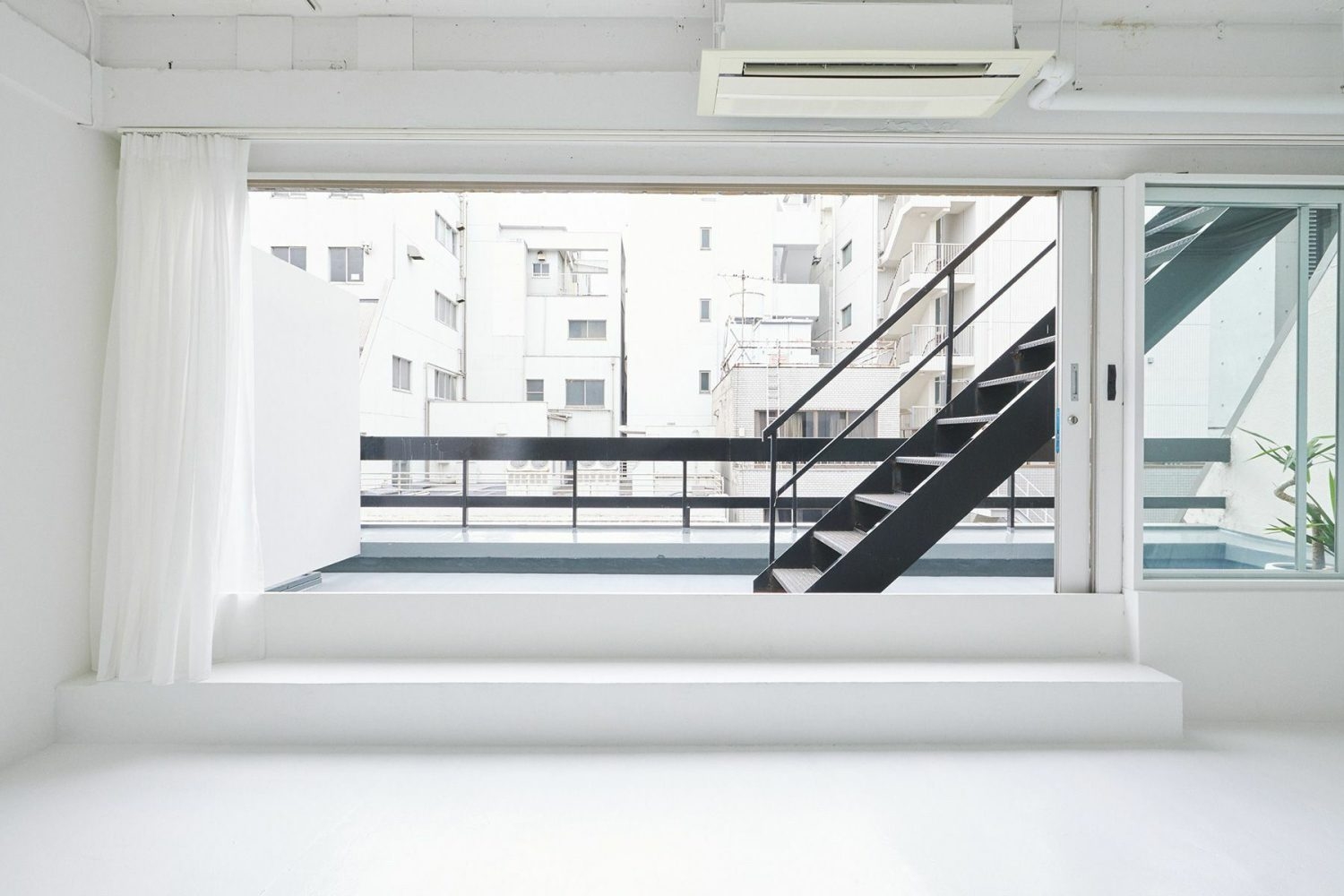5F 室内からバルコニー側を見るアングル