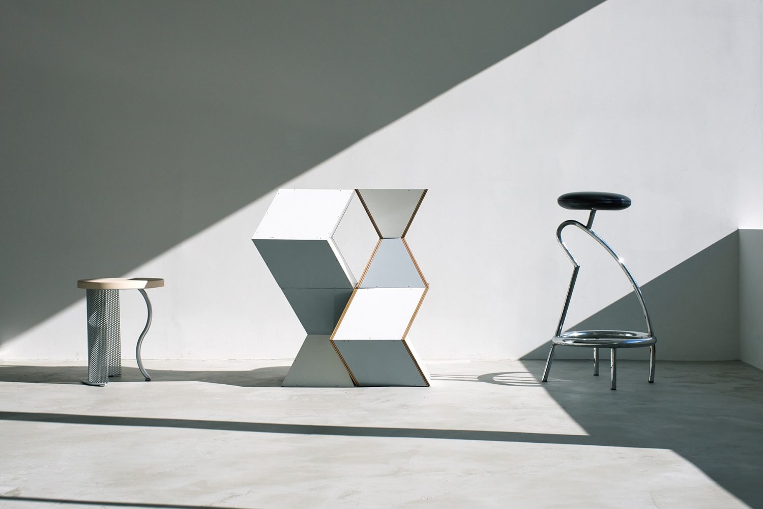 6F 直線的な光とプロップでソリッドな演出