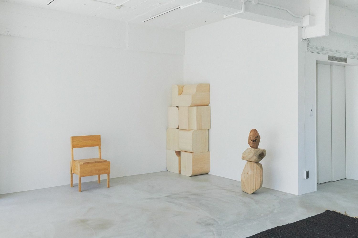 6F 白壁とエレベーターを背景に