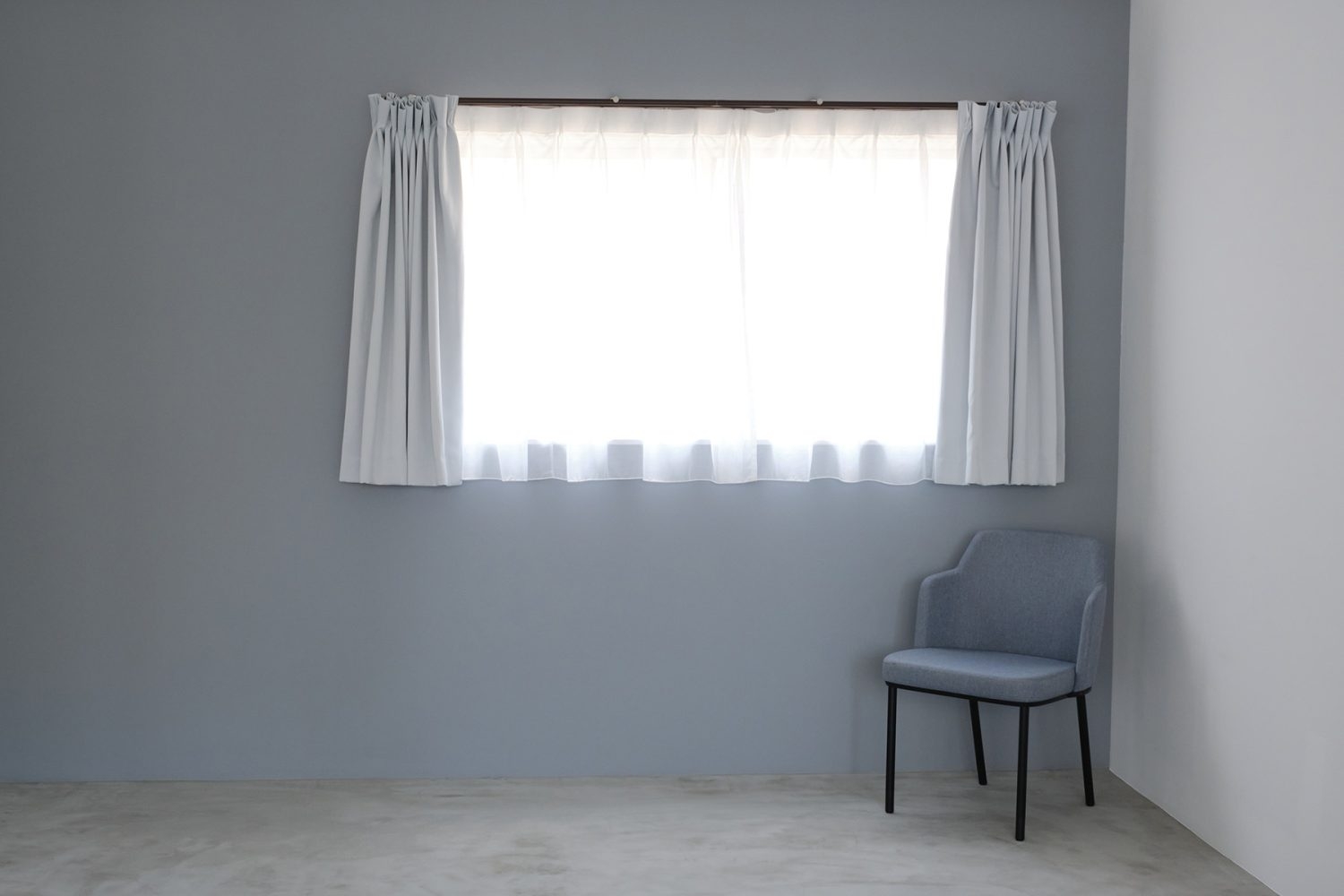 6F エレベーター横のグレートーンの壁面